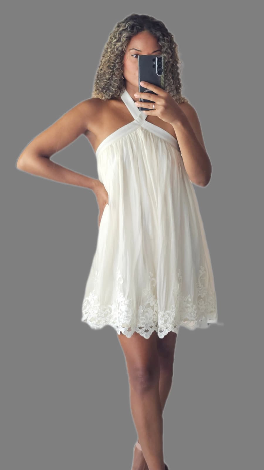 Abito Mini "Boho Chic" Bianco con Halter Neck e Bordo in Pizzo