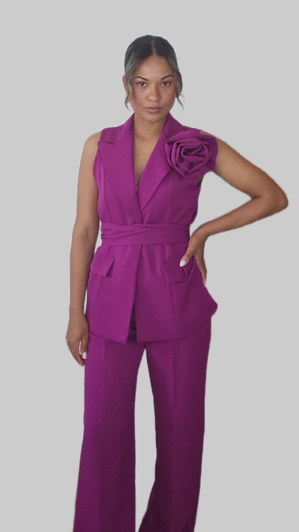 Completo Elegante Magenta con Gilet Smanicato, Maxi Rosa 3D e Pantalone Sartoriale