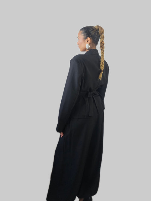 Blazer Sartoriale Nero Asimmetrico con Chiusura Incrociata e Vita Segnata