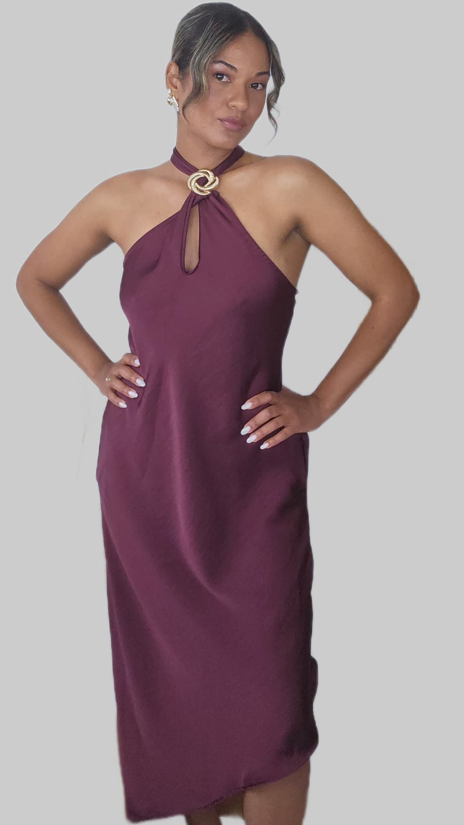 Abito in Raso Prugna con Scollo Halter, Dettaglio Gioiello e Cut-Out