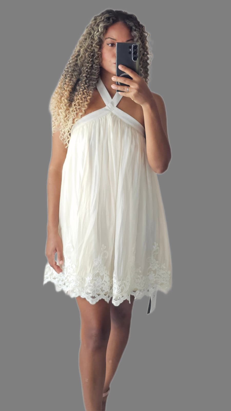 Abito Mini "Boho Chic" Bianco con Halter Neck e Bordo in Pizzo